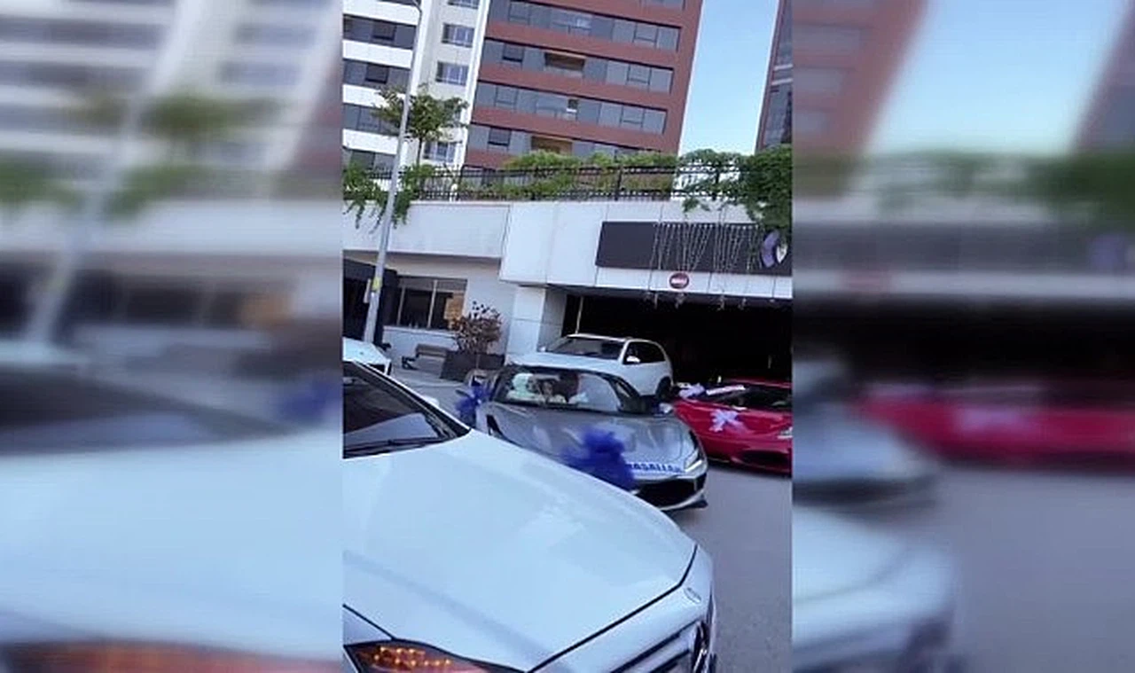 Ayhan Bora Kaplan'ın oğlunun sünnet düğününe 40 milyon liralık Ferrari marka aracıyla gittiği ortaya çıktı!