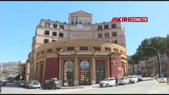 İtalya'da halk balkonlarından "Ciao Bella" söyledi.