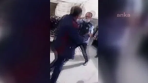 Pazarcılar zabıtayı dövdü, ortalık karıştı