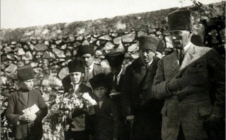 Mustafa Kemal Atatürk, annesi Zübeyde Hanım'ın mezarının başında.