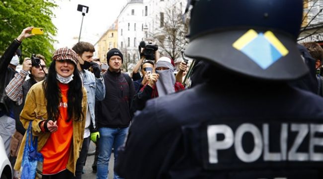 Almanya'da halk koronavirüs tedbirlerini protesto etti