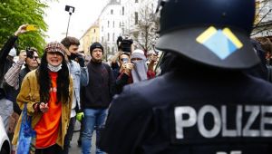 Almanya'da halk koronavirüs tedbirlerini protesto etti