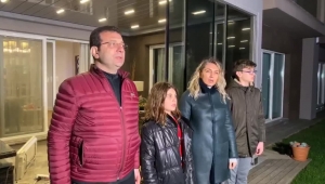 Ekrem İmamoğlu İstiklal Marşını ailecek okudu