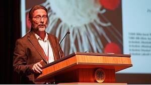 Ercümen Ovalı'dan Koronavirüs tedavisi açıklaması 