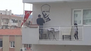 Evinin balkonuna Atatürk portresi çizdi