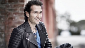 Kıraç ve ailesi 23 Nisan için şarkı söyledi