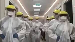 Sağlık çalışanlarından penguen dansı