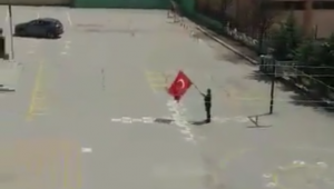 Tek başına okul bahçesinde bir müdür!