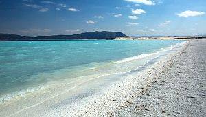 Salda Gölü'ne iş makineleriyle girdiler