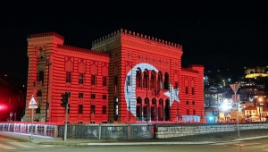 Vijecnica  Kütüphanesi Türk bayrağının renklerine büründü