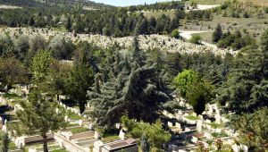 Ankara'da mezarlıklar yeniden ziyarete açıldı