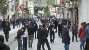Bakan Koca'dan İstiklal Caddesi'ndeki kalabalığa ilişkin paylaşım