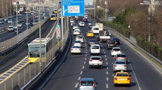 İstanbul'da normalleşmenin ilk gününde yoğun trafik