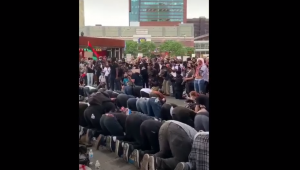 ABD'de ırkçılık karşıtı protestolara namaz arası!