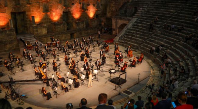 Aspendos Antik Tiyatro'da büyükelçilere konser
