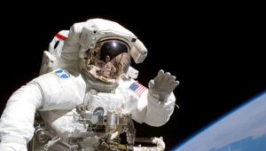 Astronot uzayda ayna düşürdü!