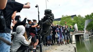 İngiltere'de protestocular köle tüccarının heykelini yıktı
