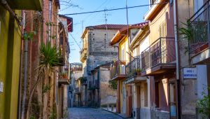 İtalya'da 'virüssüz' köyde 1 Euro'ya ev!