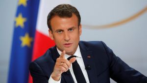 Macron: Fransa hiçbir heykeli sökmeyecek, tarihinden silmeyecek!