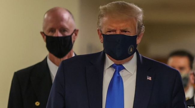 Trump ilk defa maske taktı