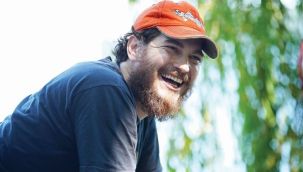 Çöp toplayıcı bir babayı canlandıran Çağatay Ulusoy’un film setinden ilk kare