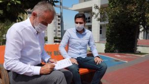 AK Partili Başkan belediye binası önünde üye topladı