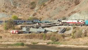 Ankara'da iki tren kafa kafaya çarpıştı