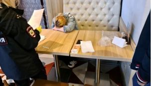 Ayakkabı alabilmek için bir haftalık bebeğini satılığa çıkardı