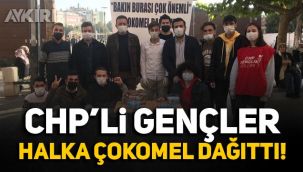 CHP'li gençler halka 'çokomel' dağıttı 