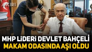 Devlet Bahçeli makam odasında aşı oldu