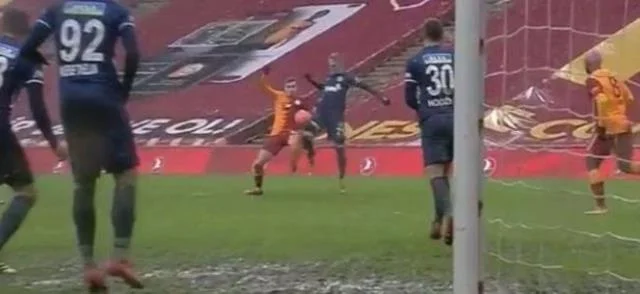 Galatasaray - Kasımpaşa maçını yöneten hakemlere MHK'dan kesik!