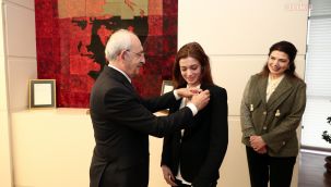 Prof. Dr. Ahmet Taner Kışlalı’nın eşi ve kızı CHP'ye üye oldu