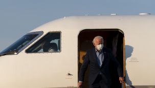 Biden uçağa binerken yine düşme tehlikesi geçirdi