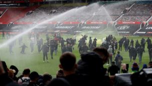 Manchester United taraftarı, Liverpool maçı öncesi stadı bastı! Kulüp yönetimi protesto edildi