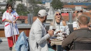 Turistler kısıtlamalardan yine muaf!