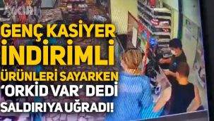 Genç kasiyer, indirimleri ürünleri sayarken 