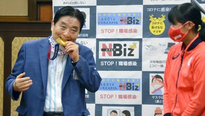 Japon belediye başkanının ısırdığı Olimpiyat madalyası değiştirilecek
