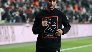 Beşiktaş, derbide ısınmaya 29 Ekim tişörtleriyle çıktı
