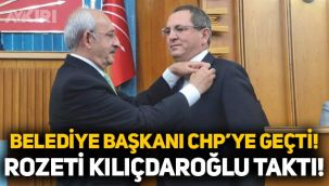 Rozeti Kemal Kılıçdaroğlu taktı: Ayvalık Belediye Başkanı, CHP'ye katıldı