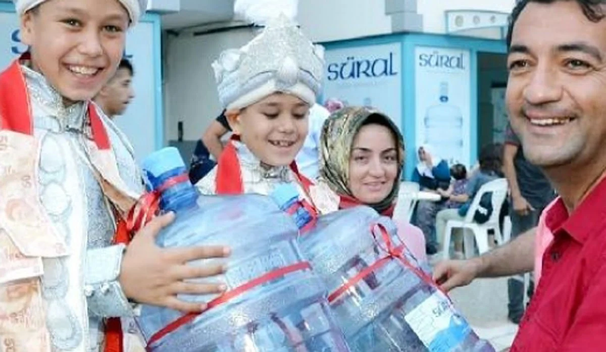 Sünnet düğününde takı olarak 'damacana' taktı!