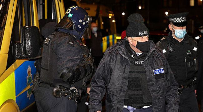 İngiltere Başbakanı Boris Johnson, polis üniforması giydi, operasyona katıldı