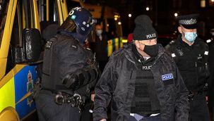 İngiltere Başbakanı Boris Johnson, polis üniforması giydi, operasyona katıldı