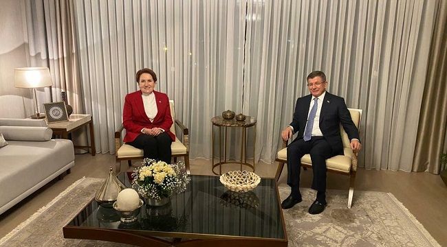 Meral Akşener, Ahmet Davutoğlu'nu evinde ziyaret etti