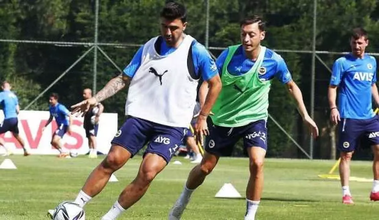 Fenerbahçe'de Mesut Özil ve Ozan Tufan kadro dışı bırakıldı