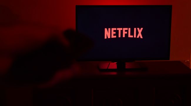 Netflix şifresini paylaşanlara kötü haber: Ekstra para ödeyecekler