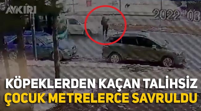 Sivas'ta köpeklerden kaçan çocuğa araba çarptı, metrelerce sürüklenen küçük çocuğun durumu ağır