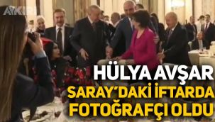 Hülya Avşar, iftar programında Erdoğan'ın ve yanındaki isimlerin fotoğraflarını çekti
