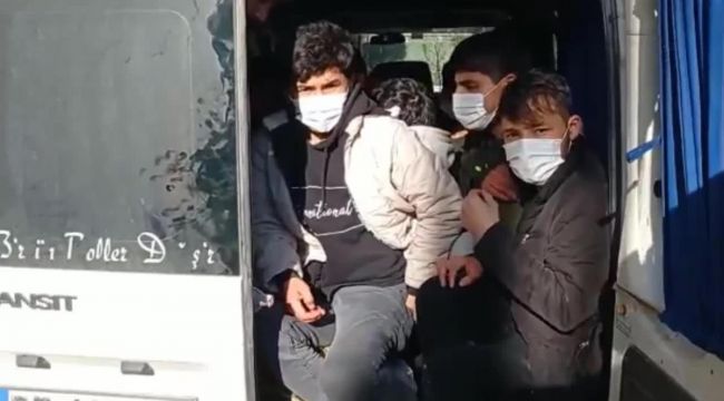İzmir'e kadar geldiler: Minibüsten 28 kaçak çıktı