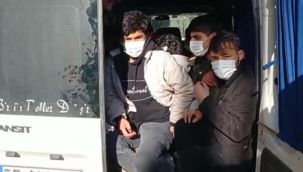 İzmir'e kadar geldiler: Minibüsten 28 kaçak çıktı