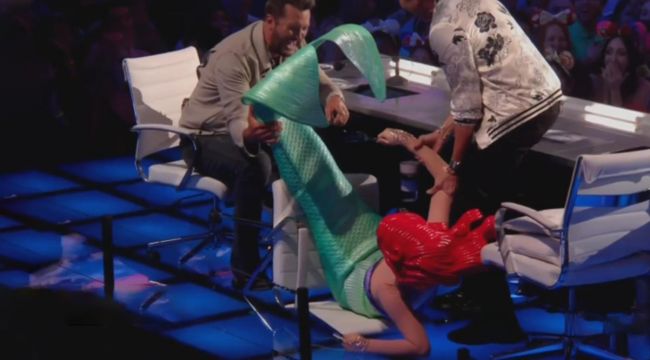 Deniz kızı kostümü giyen Katy Perry koltuktan düştü